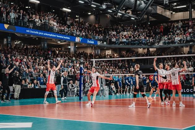 Volleyball Herren Saison 2023 2024 CEV Volleyball Cup 2024 Finale SVG Lüneburg (GER) vs. Asseco Resovia Rzeszow (POL) 12.03.2024 Asseco Resovia Rzeszow gewinnt das Spiel und jubelt Lüneburg LKH Arena Niedersachsen Deutschland