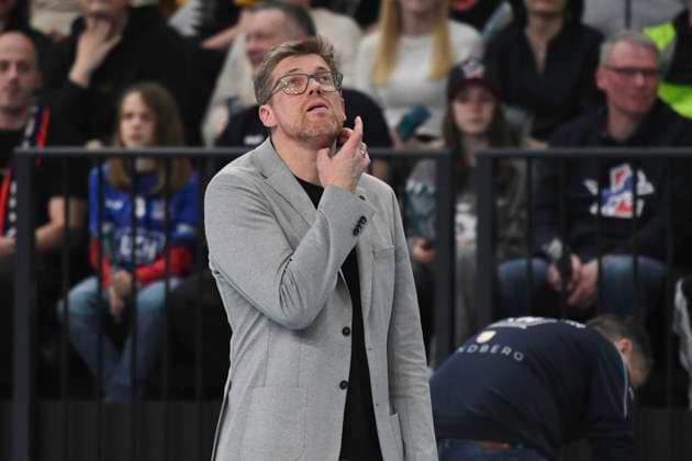 GER; CEV Cup SVG Lueneburg vs Asseco Resovia Rzeszow 12.03.2024, LKH Arena, Lueneburg, GER; CEV Cup, SVG Lueneburg (GER) vs Asseco Resovia Rzeszow (POL), im Bild Trainer Stefan Huebner (Hübner Lueneburg) schaut auf den Spielstand