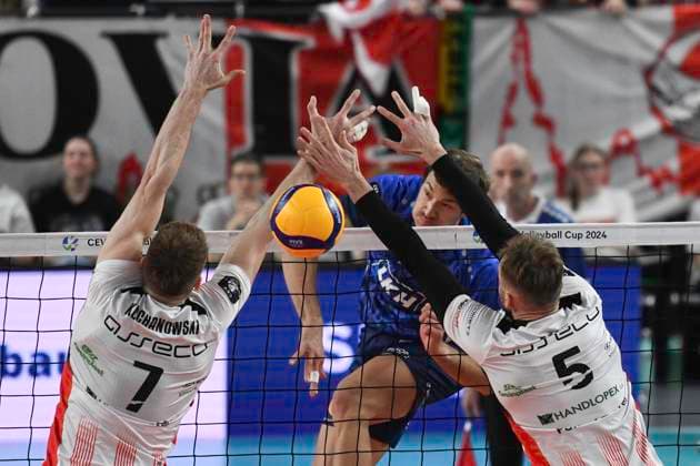 GER; CEV Cup SVG Lueneburg vs Asseco Resovia Rzeszow 12.03.2024, LKH Arena, Lueneburg, GER; CEV Cup, SVG Lueneburg (GER) vs Asseco Resovia Rzeszow (POL), im Bild Matthew Knigge (Lueneburg 13) versucht sich gegen Jakub Kochanowski (Resovia 07) und Jakub Bucki (Resovia 05) durchzusetzen