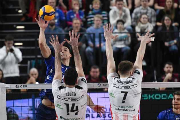 GER; CEV Cup SVG Lueneburg vs Asseco Resovia Rzeszow 12.03.2024, LKH Arena, Lueneburg, GER; CEV Cup, SVG Lueneburg (GER) vs Asseco Resovia Rzeszow (POL), im Bild Xander Ketrzynski (Lueneburg 11) versucht sich gegen Yacine Louati (Resovia 14) und Jakub Kochanowski (Resovia 07) durchzusetzen
