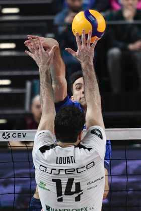 GER; CEV Cup SVG Lueneburg vs Asseco Resovia Rzeszow 12.03.2024, LKH Arena, Lueneburg, GER; CEV Cup, SVG Lueneburg (GER) vs Asseco Resovia Rzeszow (POL), im Bild Xander Ketrzynski (Lueneburg 11) versucht sich gegen Yacine Louati (Resovia 14) durchzusetzen