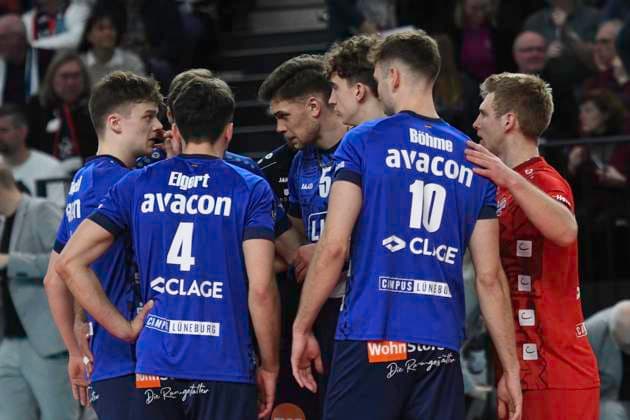 GER; CEV Cup SVG Lueneburg vs Asseco Resovia Rzeszow 12.03.2024, LKH Arena, Lueneburg, GER; CEV Cup, SVG Lueneburg (GER) vs Asseco Resovia Rzeszow (POL), im Bild die Lueneburger Mannschaft laesst die Koepfe haengen