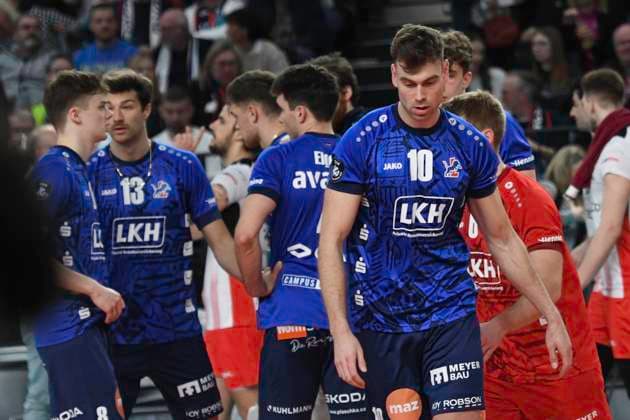 GER; CEV Cup SVG Lueneburg vs Asseco Resovia Rzeszow 12.03.2024, LKH Arena, Lueneburg, GER; CEV Cup, SVG Lueneburg (GER) vs Asseco Resovia Rzeszow (POL), im Bild die Lueneburger Mannschaft laesst die Koepfe haengen