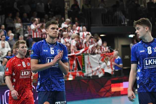 GER; CEV Cup SVG Lueneburg vs Asseco Resovia Rzeszow 12.03.2024, LKH Arena, Lueneburg, GER; CEV Cup, SVG Lueneburg (GER) vs Asseco Resovia Rzeszow (POL), im Bild die Lueneburger Mannschaft laesst die Koepfe haengen