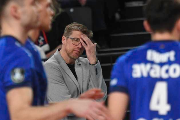 GER; CEV Cup SVG Lueneburg vs Asseco Resovia Rzeszow 12.03.2024, LKH Arena, Lueneburg, GER; CEV Cup, SVG Lueneburg (GER) vs Asseco Resovia Rzeszow (POL), im Bild Trainer Stefan Huebner (Hübner Lueneburg) verzweifelt