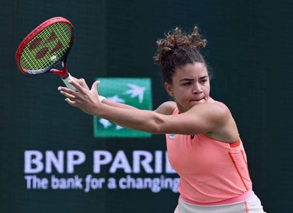 INDIAN WELLS, CA - MARCH 12: Jasmine Paolini (ITA) gets ready to hit the ball during a WTA, Tennis Damen tennis match played on March 12, 2024 during the BNP Paribas Open played at the Indian Wells Tennis Garden in Indian Wells, CA. (Photo by John Cordes Icon Sportswire) TENNIS: MAR 12 BNP Paribas Open EDITORIAL USE ONLY Icon506240312011