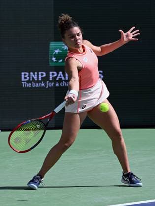 INDIAN WELLS, CA - MARCH 12: Jasmine Paolini (ITA) returns the ball during a WTA, Tennis Damen tennis match played on March 12, 2024 during the BNP Paribas Open played at the Indian Wells Tennis Garden in Indian Wells, CA. (Photo by John Cordes Icon Sportswire) TENNIS: MAR 12 BNP Paribas Open EDITORIAL USE ONLY Icon506240312015
