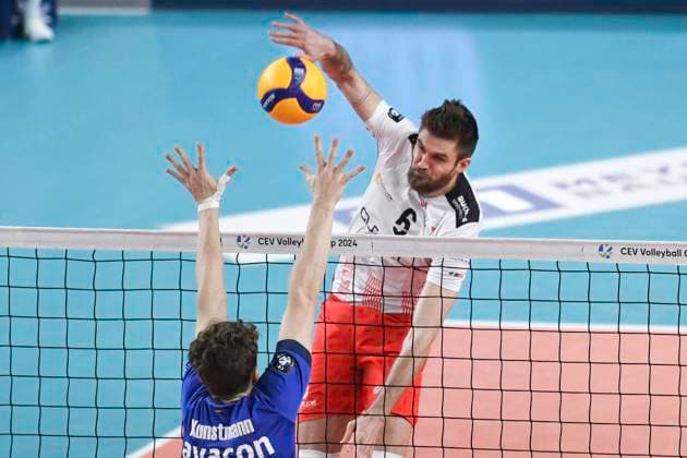 GER; CEV Cup SVG Lueneburg vs Asseco Resovia Rzeszow 12.03.2024, LKH Arena, Lueneburg, GER; CEV Cup, SVG Lueneburg (GER) vs Asseco Resovia Rzeszow (POL), im Bild Joscha Kunstmann (Lueneburg 07) versucht sich gegen Karol Klos (Resovia 06) durchzusetzen