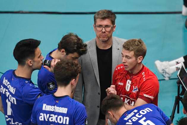 GER; CEV Cup SVG Lueneburg vs Asseco Resovia Rzeszow 12.03.2024, LKH Arena, Lueneburg, GER; CEV Cup, SVG Lueneburg (GER) vs Asseco Resovia Rzeszow (POL), im Bild Trainer Stefan Huebner (Hübner Lueneburg) spricht mit seiner Mannschaft