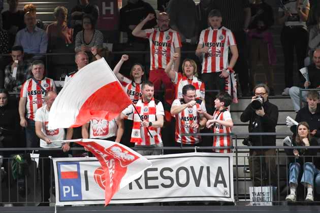 GER; CEV Cup SVG Lueneburg vs Asseco Resovia Rzeszow 12.03.2024, LKH Arena, Lueneburg, GER; CEV Cup, SVG Lueneburg (GER) vs Asseco Resovia Rzeszow (POL), im Bild die polnischen Fans jubeln