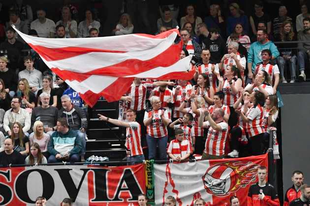 GER; CEV Cup SVG Lueneburg vs Asseco Resovia Rzeszow 12.03.2024, LKH Arena, Lueneburg, GER; CEV Cup, SVG Lueneburg (GER) vs Asseco Resovia Rzeszow (POL), im Bild die polnischen Fans jubeln