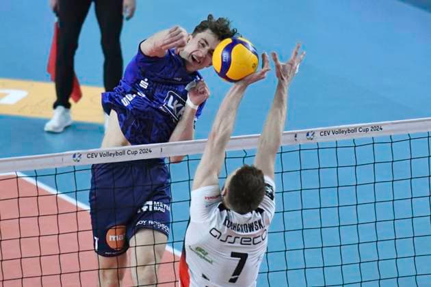 GER; CEV Cup SVG Lueneburg vs Asseco Resovia Rzeszow 12.03.2024, LKH Arena, Lueneburg, GER; CEV Cup, SVG Lueneburg (GER) vs Asseco Resovia Rzeszow (POL), im Bild Joscha Kunstmann (Lueneburg 07) versucht sich gegen Jakub Kochanowski (Resovia 07) durchzusetzen