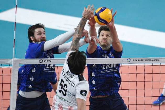 GER; CEV Cup SVG Lueneburg vs Asseco Resovia Rzeszow 12.03.2024, LKH Arena, Lueneburg, GER; CEV Cup, SVG Lueneburg (GER) vs Asseco Resovia Rzeszow (POL), im Bild Jesse Elser (Lueneburg 03) und Matthew Knigge (Lueneburg 13) versuchen sich gegen Jakub Bucki (Resovia 05) durchzusetzen