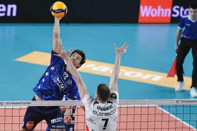 GER; CEV Cup SVG Lueneburg vs Asseco Resovia Rzeszow 12.03.2024, LKH Arena, Lueneburg, GER; CEV Cup, SVG Lueneburg (GER) vs Asseco Resovia Rzeszow (POL), im Bild Matthew Knigge (Lueneburg 13) versucht sich gegen Jakub Kochanowski (Resovia 07) durchzusetzen