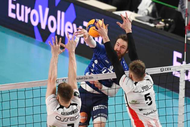 GER; CEV Cup SVG Lueneburg vs Asseco Resovia Rzeszow 12.03.2024, LKH Arena, Lueneburg, GER; CEV Cup, SVG Lueneburg (GER) vs Asseco Resovia Rzeszow (POL), im Bild Jesse Elser (Lueneburg 03) versucht sich gegen Jakub Kochanowski (Resovia 07) und Jakub Bucki (Resovia 05) durchzusetzen