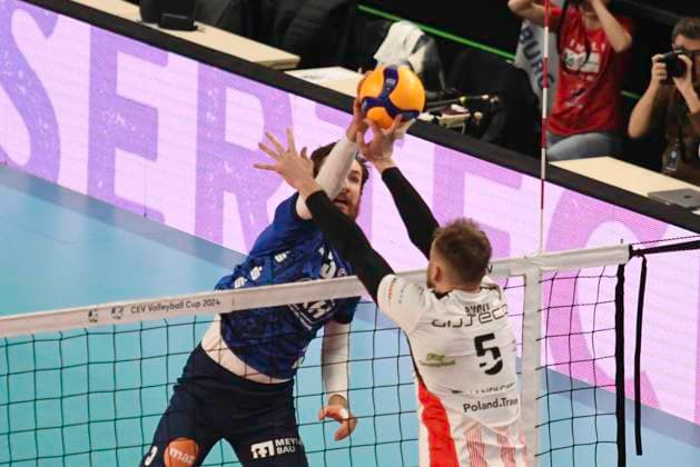 GER; CEV Cup SVG Lueneburg vs Asseco Resovia Rzeszow 12.03.2024, LKH Arena, Lueneburg, GER; CEV Cup, SVG Lueneburg (GER) vs Asseco Resovia Rzeszow (POL), im Bild Jesse Elser (Lueneburg 03) versucht sich gegen Jakub Bucki (Resovia 05) durchzusetzen