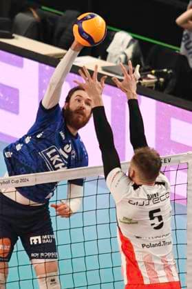 GER; CEV Cup SVG Lueneburg vs Asseco Resovia Rzeszow 12.03.2024, LKH Arena, Lueneburg, GER; CEV Cup, SVG Lueneburg (GER) vs Asseco Resovia Rzeszow (POL), im Bild Jesse Elser (Lueneburg 03) versucht sich gegen Jakub Bucki (Resovia 05) durchzusetzen
