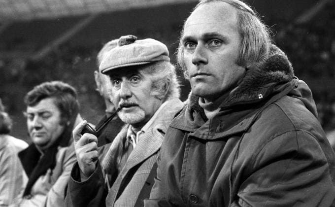27.10.73 FC Bayern München - VfB Stuttgart Deutschland, München, 27.10.1973, Fussball, Bundesliga, FC Bayern München - VfB Stuttgart (3:0): v.l. Robert Schwan (Präsident FC Bayern München), Udo Lattek (Trainer FC Bayern München). *** 27 10 73 FC Bayern München VfB Stuttgart Germany, Munich, 27 10 1973, Soccer, Bundesliga, FC Bayern München VfB Stuttgart 3 0 v l Robert Schwan President FC Bayern München , Udo Lattek Coach FC Bayern München