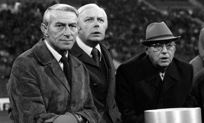 27.10.73 FC Bayern München - VfB Stuttgart Deutschland, München, 27.10.1973, Fussball, Bundesliga, FC Bayern München - VfB Stuttgart (3:0): v.l. Hermann Eppenhoff (Trainer VfB Stuttgart), Heinz Hübner (Manager VfB Stuttgart), Hans Weitpert (Präsident VfB Stuttgart). *** 27 10 73 FC Bayern München VfB Stuttgart Germany, Munich, 27 10 1973, Soccer, Bundesliga, FC Bayern München VfB Stuttgart 3 0 v l Hermann Eppenhoff Trainer VfB Stuttgart , Heinz Hübner Manager VfB Stuttgart , Hans Weitpert President VfB Stuttgart