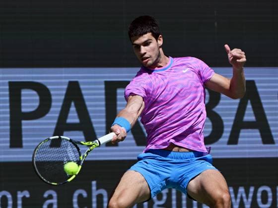 INDIAN WELLS, CA - MARCH 12: Carlos Alcaraz (ESP) returns the ball during an ATP, Tennis Herren tennis match played on March 12, 2024 during the BNP Paribas Open played at the Indian Wells Tennis Garden in Indian Wells, CA. (Photo by John Cordes Icon Sportswire) TENNIS: MAR 12 BNP Paribas Open EDITORIAL USE ONLY Icon506240312104
