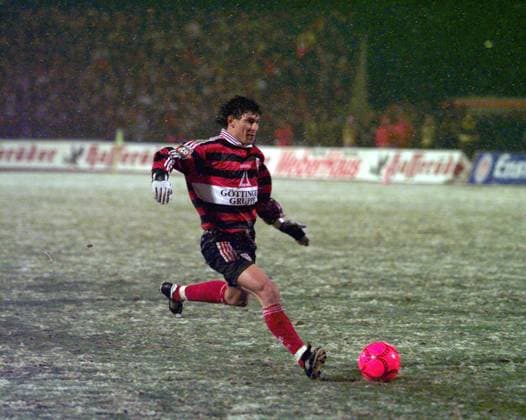 02.12.97 SSV Ulm 1846 - VfB Stuttgart Deutschland, Stuttgart, 02.12.1997, Fussball, DFB-Pokal, Achtelfinale, SSV Ulm 1846 - VfB Stuttgart (1:3): Krassimir Balakov (VfB Stuttgart); Tor Elfmeter 1:3 Balakov. *** 02 12 97 SSV Ulm 1846 VfB Stuttgart Germany, Stuttgart, 02 12 1997, Football, DFB Cup, Round of 16, SSV Ulm 1846 VfB Stuttgart 1 3 Krassimir Balakov VfB Stuttgart Goal Penalty 1 3 Balakov