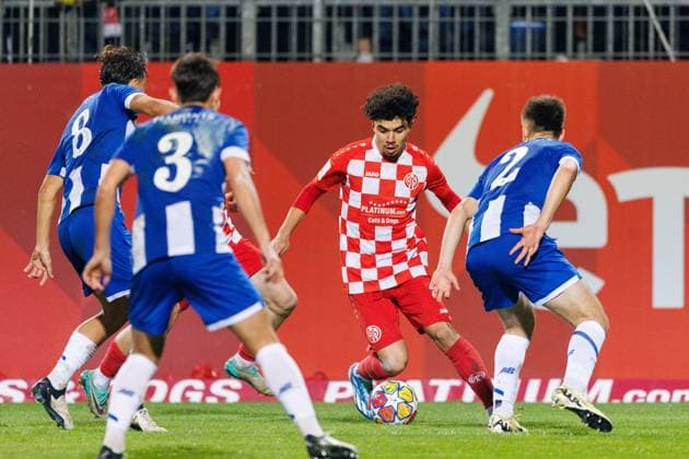 UEFA Youth League, Viertelfinale, 1. FSV Mainz 05 - FC Porto, 13.03.2024, Mainz Aiman Dardari (1. FSV Mainz 05 U19, 10) nimmt es wiederholt mit der halben Abwehr auf; bleibt aber meist hängen; UEFA Youth League, Viertelfinale, 1. FSV Mainz 05 - FC Porto, U19, Under 19; 13.03.2024, Mainz, Stadion am Bruchweg Copyright: xBEAUTIFULxSPORTS Hahnex