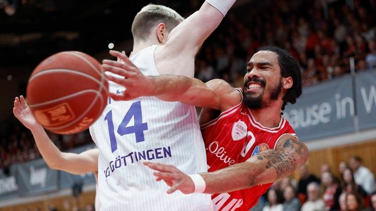 Sport Themen der Woche KW11 Sport Bilder des Tages Bild: v. l. Philipp Hartwich (BG Goettingen, 14) und Otis Livingston II (Wuerzburg Baskets, 0). 13.03.2024, Basketball, BBL, Wuerzburg Baskets - BG Goettingen, GER, Wuerzburg, tectake Arena. *** Picture from l Philipp Hartwich BG Goettingen, 14 and Otis Livingston II Wuerzburg Baskets, 0 13 03 2024, Basketball, BBL, Wuerzburg Baskets BG Goettingen, GER, Wuerzburg, tectake Arena Copyright: HMBxMedia xHeikoxBecker