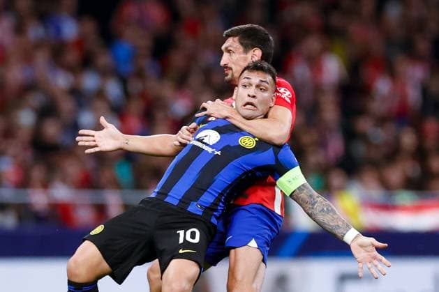 Sport Themen der Woche KW11 Sport Bilder des Tages Lautaro Martinez (FC Internazionale) and Stefan Savic (Atletico de Madrid) battle for the ball, UEFA Champions League 2023 2024 - Round of 16 second leg, Atletico Madrid vs FC Internazionale, CIvitas Metropolitano Stadium, March 13, 2024, Madrid, Spain.
