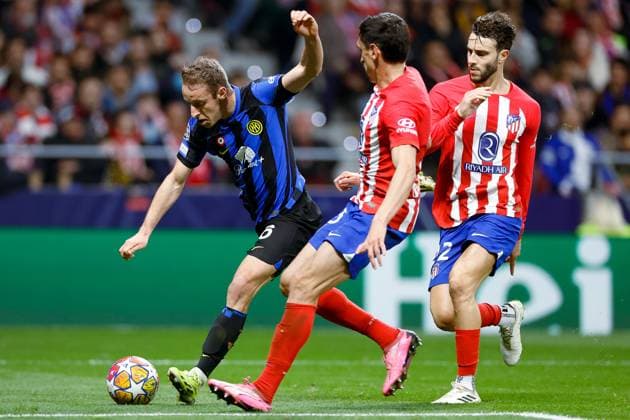 Davide Frattesi (FC Internazionale) controls the ball, UEFA Champions League 2023 2024 - Round of 16 second leg, Atletico Madrid vs FC Internazionale, CIvitas Metropolitano Stadium, March 14, 2024, Madrid, Spain.