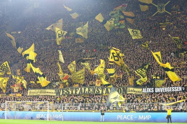 Sport Bilder des Tages Champions League - Borussia Dortmund - PSV Eindhoven am 13.03.2024 im Signal Iduna Park in Dortmund Die Borussia Dortmund Fans auf der Südtribüne Suedtribuene mit einem Spruchband Banner Transparent und Schwenkfahnen *** Champions League Borussia Dortmund PSV Eindhoven on 13 03 2024 at Signal Iduna Park in Dortmund The Borussia Dortmund fans on the South Stand Suedtribuene with a banner banner banner and waving flags MH