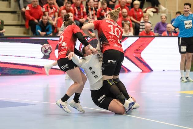 Sport Themen der Woche KW11 Sport Bilder des Tages Sara Ronningen (KM, Thueringer HC, 10), Laura Szabo (Kreis, BSV Sachsen Zwickau, 6), Sonja Frey (RM, Thueringer HC, 5) GER, Thueringer HC gegen BSV Sachsen Zwickau, 1.Handballbundesliga Frauen, Spieltag 18, Saison 2023 2024, 13.03.2024 GER, Thueringer HC gegen BSV Sachsen Zwickau, 1.Handballbundesliga Frauen, Spieltag 18, Saison 2023 2024, 13.03.2024 Bad Langensalza *** Sara Ronningen KM, Thueringer HC, 10 , Laura Szabo Kreis, BSV Sachsen Zwickau, 6 , Sonja Frey RM, Thueringer HC, 5 GER, Thueringer HC vs BSV Sachsen Zwickau, 1 Handballbundesliga Frauen, Matchday 18, Season 2023 2024, 13 03 2024 GER, Thueringer HC vs BSV Sachsen Zwickau, 1 Handballbundesliga Frauen, Matchday 18, Season 2023 2024, 13 03 2024 Bad Langensalza Copyright: xEibner-Pressefoto MartinxHerbstx EP_MHT