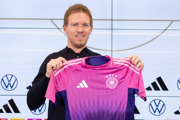 DFB - Pressekonferenz zur Kadernominierung für die Länderspiele gegen Frankreich und die Niederlande Bundestrainer Julian Nagelsmann stell das neue Auswärtstrikot vor. DFB-Pressekonferenz mit Bundestrainer Julian Nagelsmann auf dem DFB-Campus in Frankfurt am Main am 14. März 2024., Frankfurt am Main Hessen Deutschland DFB-Campus