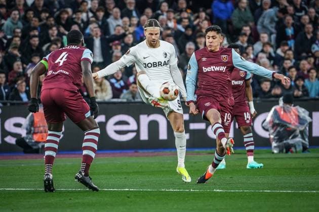 Fußball: UEFA Europa League 2023 2024, Achtelfinale, West Ham United - SC Freiburg, London Olympic Stadium: Freiburgs Lucas Höler mit West Hams Edson Alvarez im Zweikampf London Olympic Stadium England Copyright: xJoeranxSteinsiekx