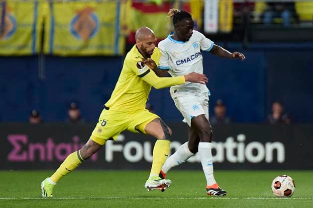 UEFA Europa League, Villarreal CF and Olympique Marseille VILLARREAL, SPAIN - MARCH 14: Etienne Capoue of Villarreal CF competes for the ball with Bamo Meite Centre-Back of Olympique Marseille during to the UEFA Europa League 2023 24 round of 16 second leg match between Villarreal CF and Olympique Marseille at Estadio de la Ceramica on March 14, 2024 in Villarreal, Spain. (Photo By Jose Torres Photo Players Images) Villarreal Estadio de la Ceramica Castellon Spain Copyright: xJosexTorres PhotoxPlayersxImagesx