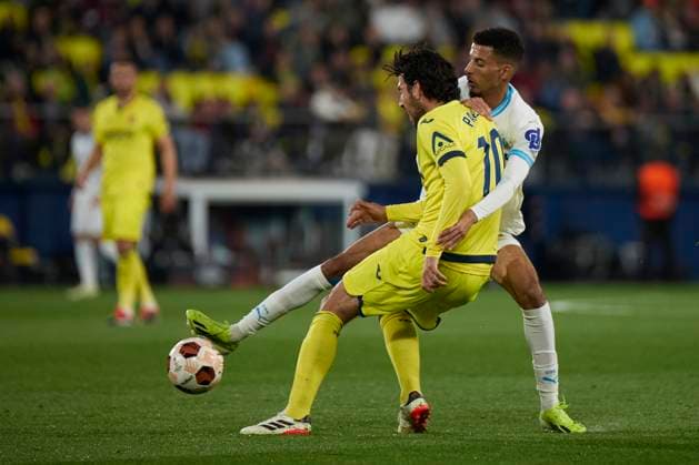 UEFA Europa League, Villarreal CF and Olympique Marseille VILLARREAL, SPAIN - MARCH 14: Azzedine Ounahi Central Midfield of Olympique Marseille competes for the ball with Dani Parejo of Villarreal CF during to the UEFA Europa League 2023 24 round of 16 second leg match between Villarreal CF and Olympique Marseille at Estadio de la Ceramica on March 14, 2024 in Villarreal, Spain. (Photo By Jose Torres Photo Players Images) Villarreal Estadio de la Ceramica Castellon Spain Copyright: xJosexTorres PhotoxPlayersxImagesx