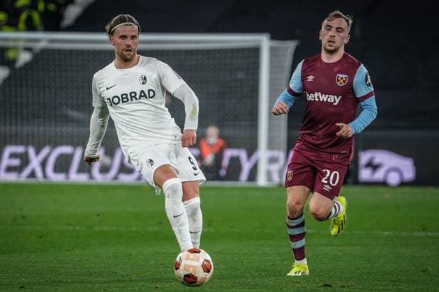 Fußball: UEFA Europa League 2023 2024, Achtelfinale, West Ham United - SC Freiburg, London Olympic Stadium: Freiburgs Lucas Höler und West Hams Jarrod Bowen London Olympic Stadium England Copyright: xJoeranxSteinsiekx