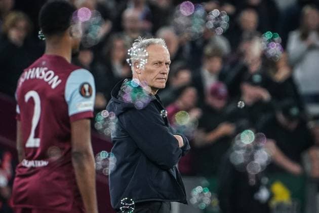 Fußball: UEFA Europa League 2023 2024, Achtelfinale, West Ham United - SC Freiburg, London Olympic Stadium: Freiburgs Trainer Christian Streich traurig umringt von Seifenblasen beim Tor von West Ham United London Olympic Stadium England Copyright: xJoeranxSteinsiekx