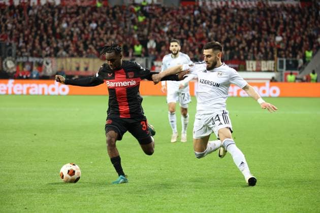 Jeremie Frimpong (Bayer), Elvin Jafarguliyev (Qarabag), UEFA Europa League, Gruppenphase, Achtelfinale, Rückspiel, Bayer 04 Leverkusen vs Qarabag Agdam, Leverkusen, Deutschland, 14.03.2024.