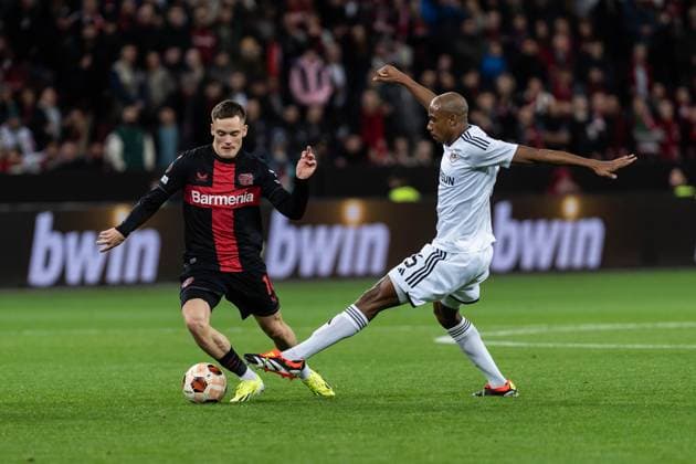 GER, UEFA Europa League Bayer 04 Leverkusen vs QarabaÄü AÄüdam Qarabag Agdam 14.03.2024, BayArena, Leverkusen, GER, UEFA Europa League Bayer 04 Leverkusen vs QarabaÄü AÄüdam Qarabag Agdam Im Bild: Zweikampf zwischen Florian Wirtz (Bayer 04 Leverkusen, 10) Julio Romao Ramao (QarabaÄü AÄüdam Qarabag Agdam, 6)