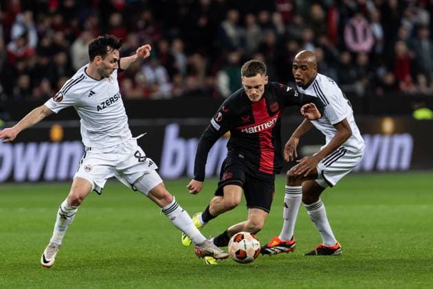 GER, UEFA Europa League Bayer 04 Leverkusen vs QarabaÄü AÄüdam Qarabag Agdam 14.03.2024, BayArena, Leverkusen, GER, UEFA Europa League Bayer 04 Leverkusen vs QarabaÄü AÄüdam Qarabag Agdam Im Bild: Zweikampf zwischen Florian Wirtz (Bayer 04 Leverkusen, 10) Julio Romao Ramao (QarabaÄü AÄüdam Qarabag Agdam, 6) Marko Jankovic (QarabaÄü AÄüdam Qarabag Agdam, 8)