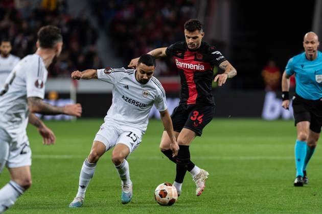 GER, UEFA Europa League Bayer 04 Leverkusen vs QarabaÄü AÄüdam Qarabag Agdam 14.03.2024, BayArena, Leverkusen, GER, UEFA Europa League Bayer 04 Leverkusen vs QarabaÄü AÄüdam Qarabag Agdam Im Bild: Zweikampf zwischen Leandro Andrade (QarabaÄü AÄüdam Qarabag Agdam, 15) Granit Xhaka (Bayer 04 Leverkusen, 34)