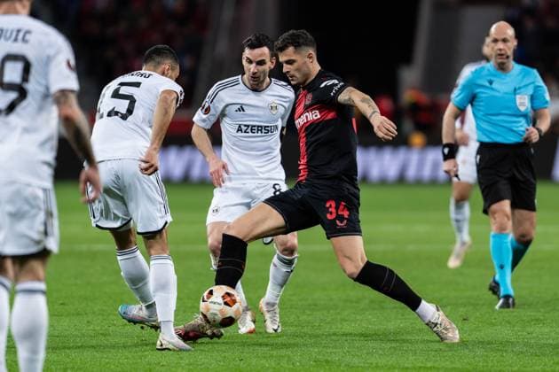 GER, UEFA Europa League Bayer 04 Leverkusen vs QarabaÄü AÄüdam Qarabag Agdam 14.03.2024, BayArena, Leverkusen, GER, UEFA Europa League Bayer 04 Leverkusen vs QarabaÄü AÄüdam Qarabag Agdam Im Bild: Zweikampf zwischen Leandro Andrade (QarabaÄü AÄüdam Qarabag Agdam, 15) Granit Xhaka (Bayer 04 Leverkusen, 34) Marko Jankovic (QarabaÄü AÄüdam Qarabag Agdam, 8)