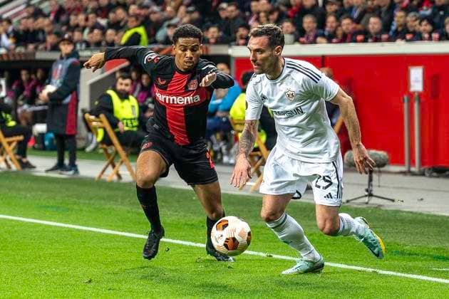 Zweikampf zwischen Amine Adli (Bayer 04 Leverkusen, 21) und Marko Vesovic (Qarabag Agdam, 29). Fussball: UEFA Europa League, Saison 2023 2024, Achtelfinale, Rueckspiel, Bayer 04 Leverkusen - Qarabag FK am 14.03.2024 in der BayArena in Leverkusen. Foto: Kirchner-Media TH Copyright: xKirchner-Media THx