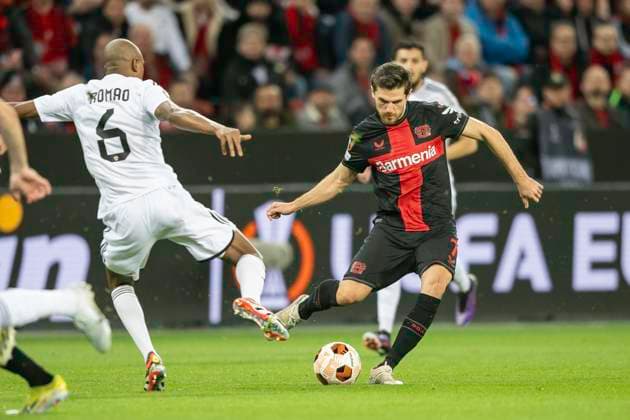 Zweikampf zwischern Julio Romao (Qarabag Agdam, 06) und Jonas Hofmann (Bayer 04 Leverkusen, 07). Fussball: UEFA Europa League, Saison 2023 2024, Achtelfinale, Rueckspiel, Bayer 04 Leverkusen - Qarabag FK am 14.03.2024 in der BayArena in Leverkusen. Foto: Kirchner-Media TH Copyright: xKirchner-Media THx