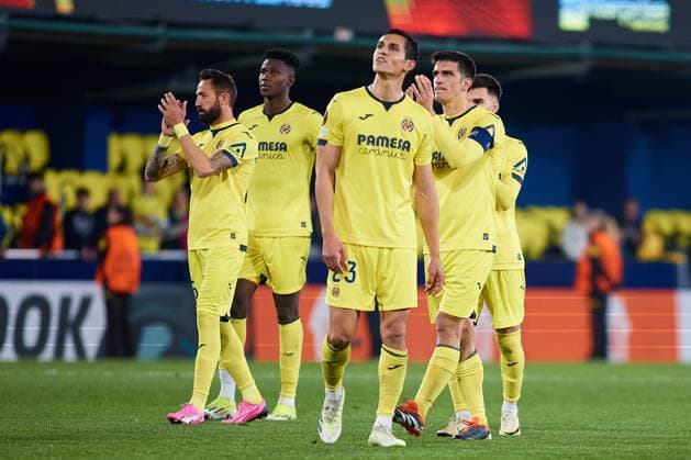 March 14, 2024: Villarreal CF players applaud the crowd after being eliminated following the UEFA Europa League, Round of 16, football match played between Villarreal CF and Olympique de Marseille at Estadio de la Ceramica on March 14, 2024, in Villarreal, Spain. - ZUMAa181 20240314_zaa_a181_041 Copyright: xDavidxAliagax