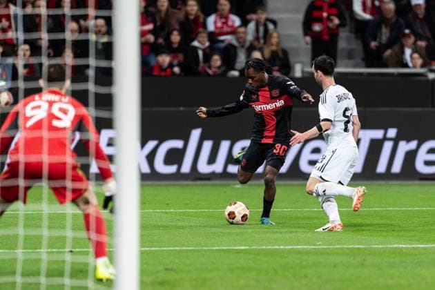 GER, UEFA Europa League Bayer 04 Leverkusen vs QarabaÄü AÄüdam Qarabag Agdam 14.03.2024, BayArena, Leverkusen, GER, UEFA Europa League Bayer 04 Leverkusen vs QarabaÄü AÄüdam Qarabag Agdam Im Bild: Zweikampf zwischen Jeremie Frimpong (Bayer 04 Leverkusen, 30) Marko Jankovic (QarabaÄü AÄüdam Qarabag Agdam, 8) Andrey Lunev (QarabaÄü AÄüdam Qarabag Agdam, 99)