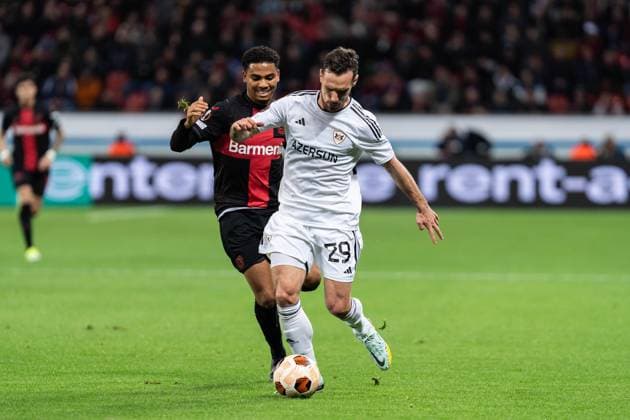 GER, UEFA Europa League Bayer 04 Leverkusen vs QarabaÄü AÄüdam Qarabag Agdam 14.03.2024, BayArena, Leverkusen, GER, UEFA Europa League Bayer 04 Leverkusen vs QarabaÄü AÄüdam Qarabag Agdam Im Bild: Zweikampf zwischen Marko Vesovic (QarabaÄü AÄüdam Qarabag Agdam, 29) Amine Adli (Bayer 04 Leverkusen, 21)