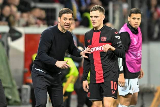 Xabi Alonso (Bayer Leverkusen) instruiert Florian Wirtz ( 10, Bayer Leverkusen) 14.03.2024 Fussball Europa League, Bayer 04 Leverkusen vs Qarabag FK, BayArena, Leverkusen, NRW Germany