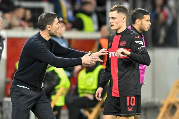 Xabi Alonso (Bayer Leverkusen) instruiert Florian Wirtz ( 10, Bayer Leverkusen) 14.03.2024 Fussball Europa League, Bayer 04 Leverkusen vs Qarabag FK, BayArena, Leverkusen, NRW Germany