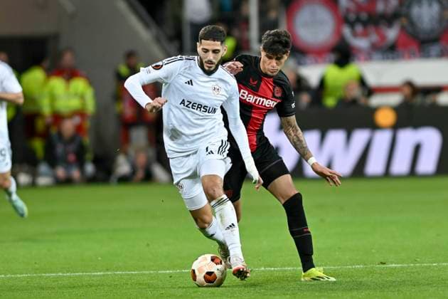 v. li. im Zweikampf Yassine Benzia ( 7, Qarabag Agdam) Piero Hincapie ( 3, Bayer Leverkusen) 14.03.2024 Fussball Europa League, Bayer 04 Leverkusen vs Qarabag FK, BayArena, Leverkusen, NRW Germany